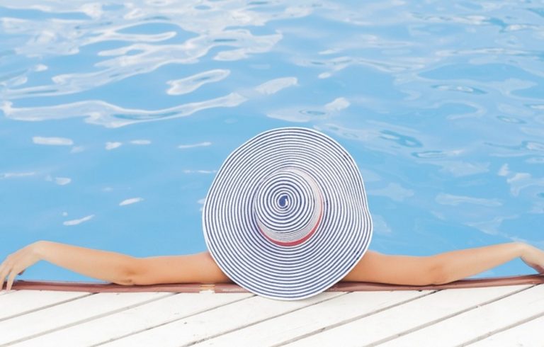 femme piscine relaxation