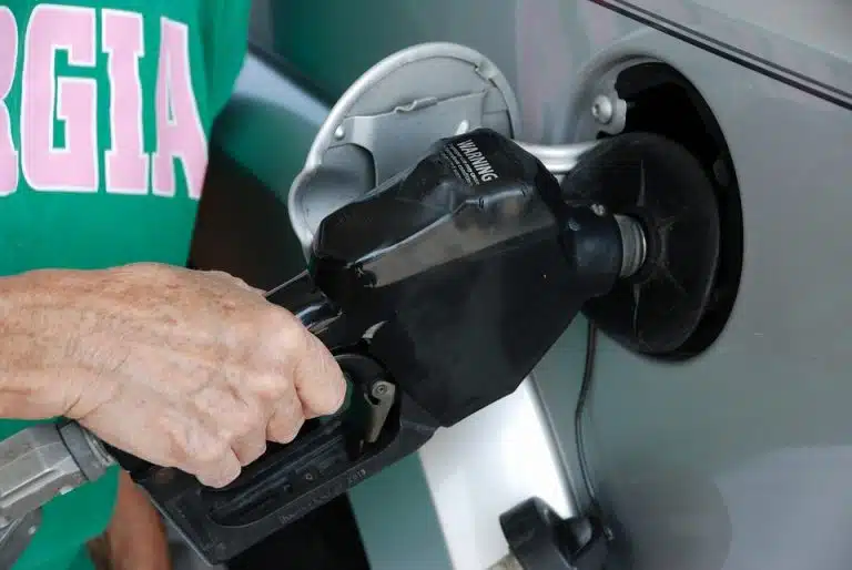 faire le plein de carburant station essence &eacute;conomies