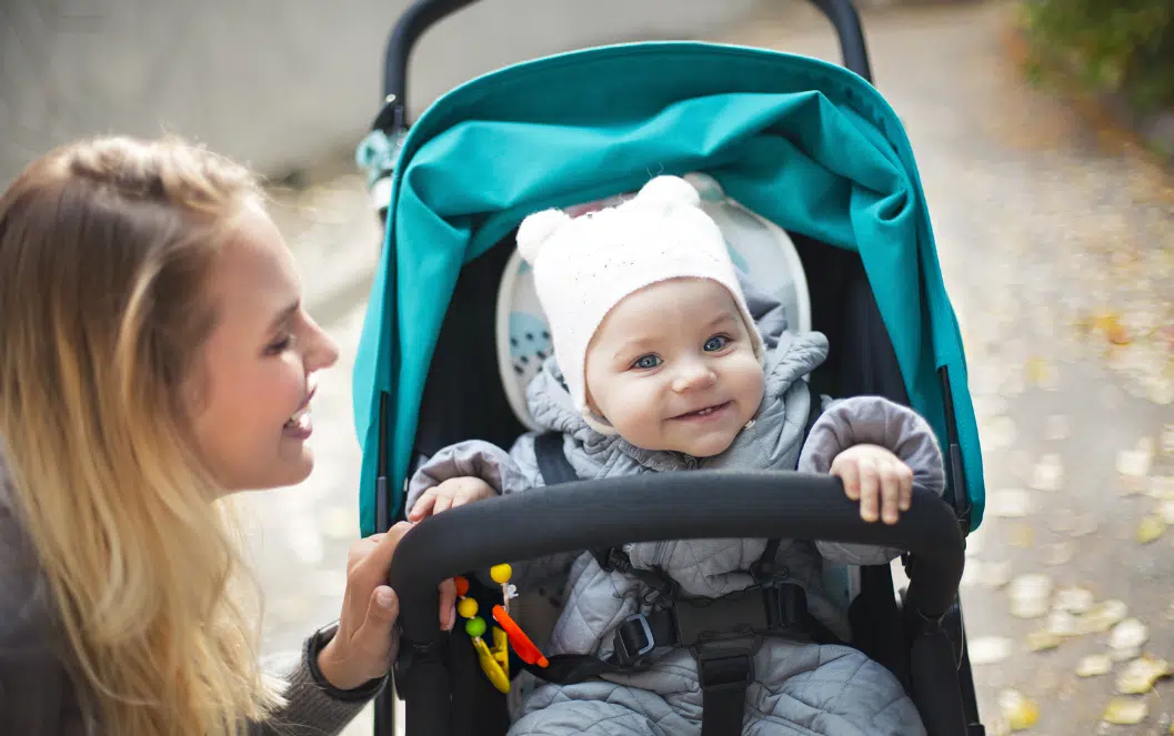 b&eacute;b&eacute; poussette avec sa maman