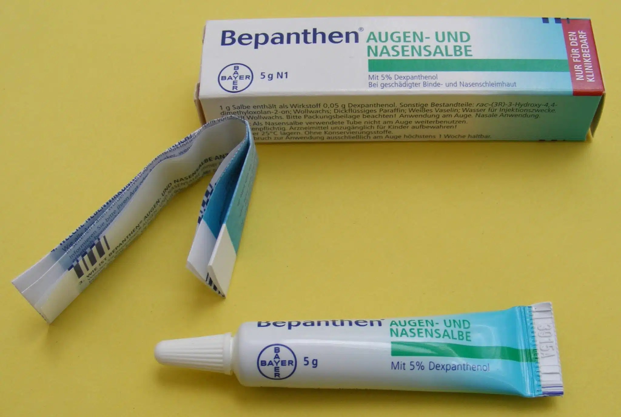 Bepanthen®_—_BAYER_—_Augen-_und_Nasensalbe_(Dexpanthenol)_mit_Verpackung_und_Beipackzettel_—_Deutschland