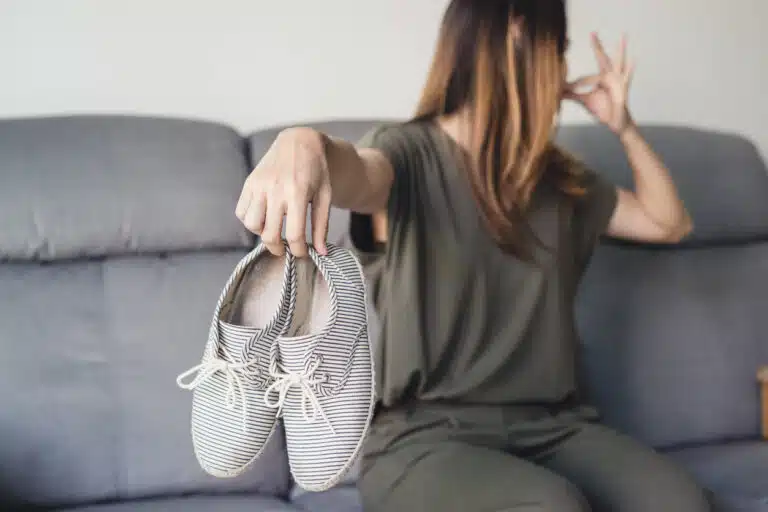 paire de chaussures malodorantes odeur mauvaises odeurs d&eacute;sagr&eacute;ables