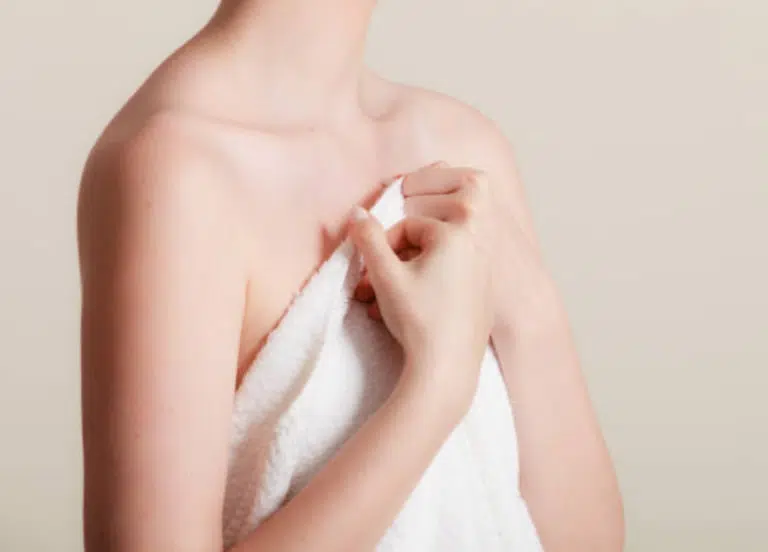 serviette bain douche poitrine