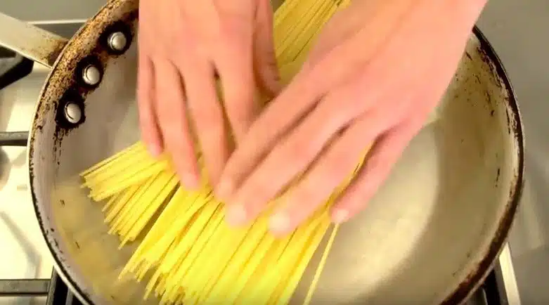 Cet homme a une technique économique et pratique pour faire ses pâtes rapidement