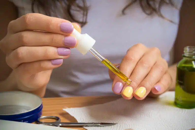 pipette avec huile pour ongles et cuticules