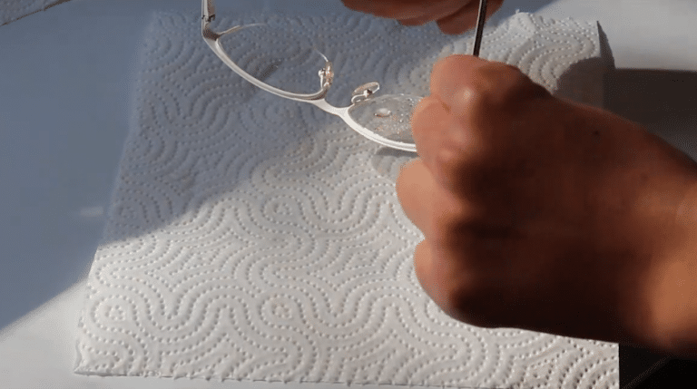 Des verres de lunettes étincelants de propreté en 2 étapes - Astuces de