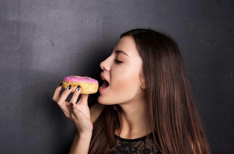 grignotage go&ucirc;ter gourmandise donut manger