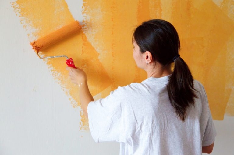 femme qui peint peinture rouleau