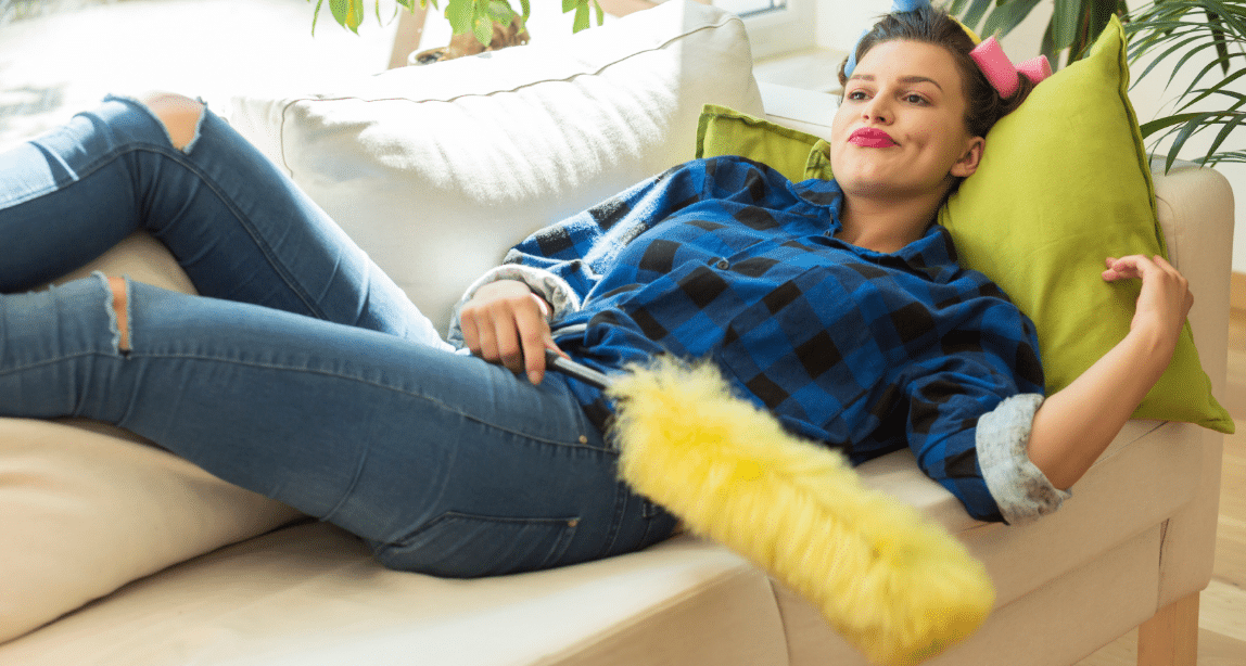 femme m&eacute;nage plumeau