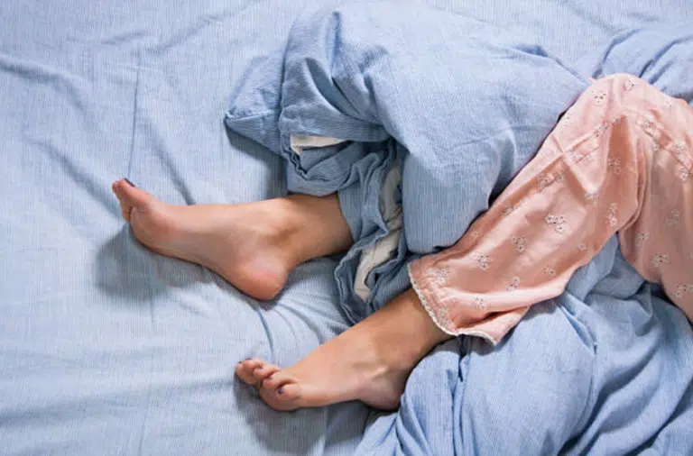 lit jambes sans repos draps dormir