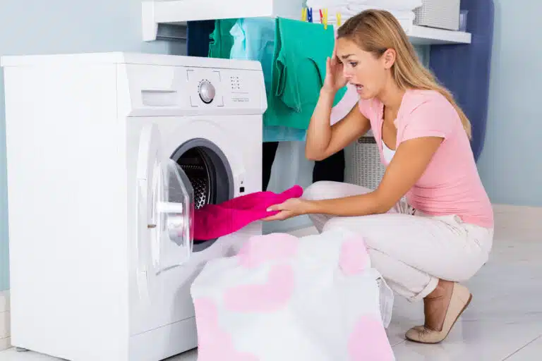v&ecirc;tement linge d&eacute;teint machine &agrave; laver catastrophe
