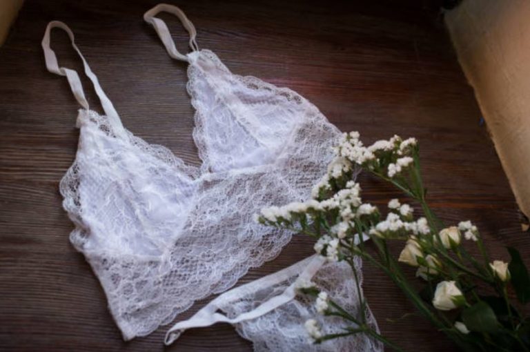 sous v&ecirc;tements blancs debtekke