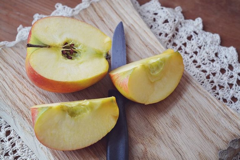 pomme coup&eacute;e