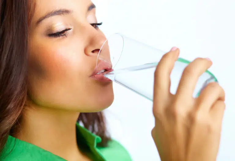 boire de l'eau s'hydrater verre d'eau