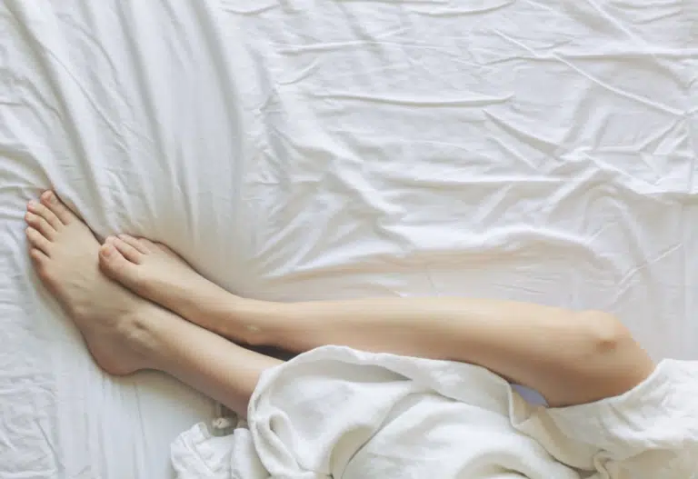 Jambes mollet cuisse crampe pieds lit draps
