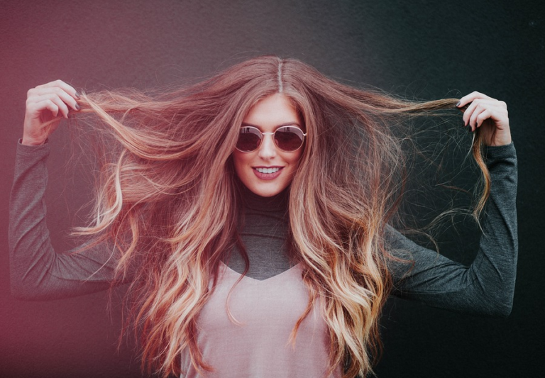 femme cheveux ondul&eacute;s ondulations