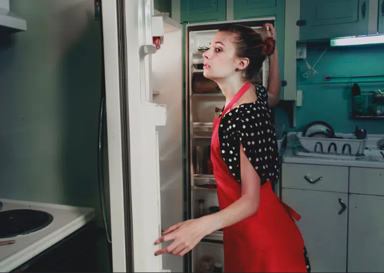 femme frigo frigidaire réfrigérateur cuisine