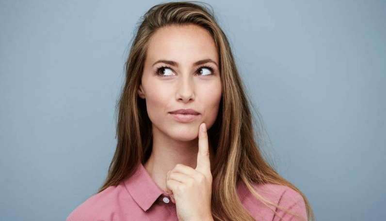 femme qui pense r&eacute;fl&eacute;chit