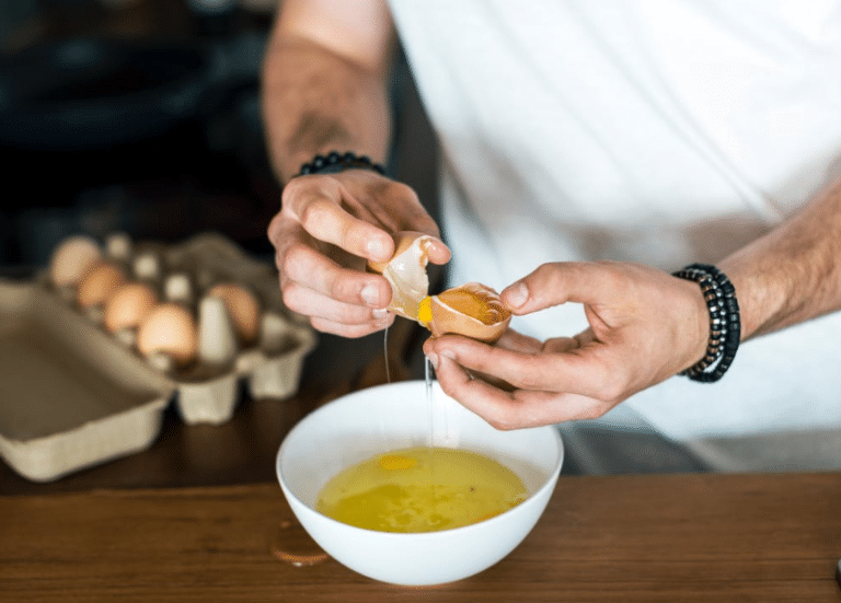 s&eacute;parer blanc du jaune oeuf