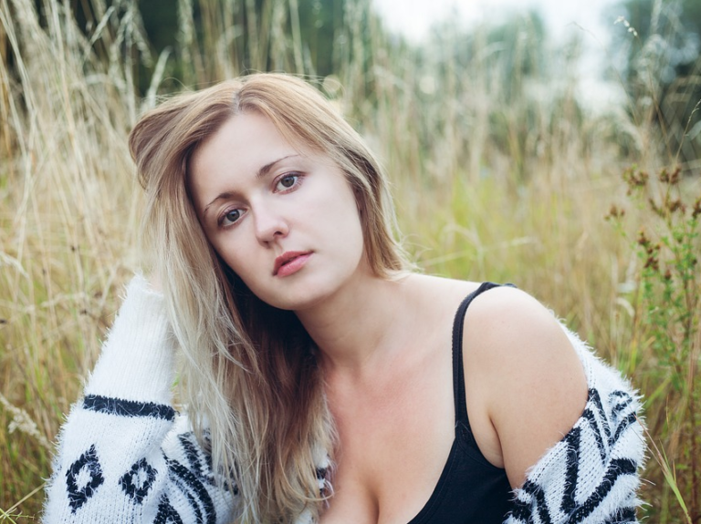 femme blonde sourcils tr&egrave;s fins clairsem&eacute;s