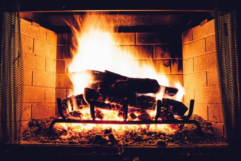 feu de chemin&eacute;e &acirc;tre flammes