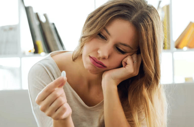 femme cachet comprim&eacute; traitement m&eacute;dicament sant&eacute;
