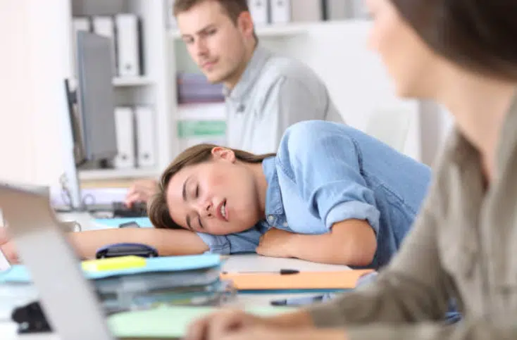 somnolence au travail dort au bureau collègues fatigue