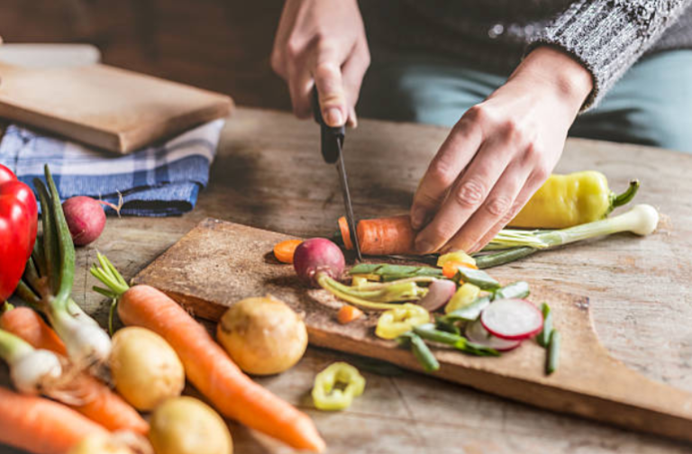 cuisine l&eacute;gumes avec la peau d&eacute;couper planche en bois