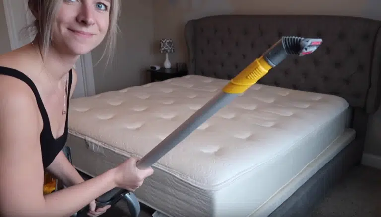 nettoyer un matelas avec un aspirateur