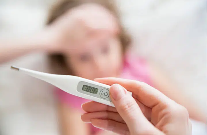 fièvre chez l'enfant prise de température thermomètre