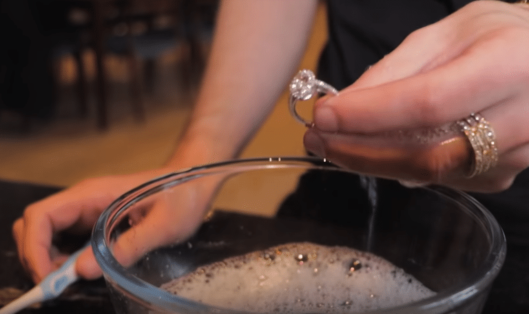 nettoyer ses bijoux avec une brosse &agrave; dents et de l'eau savonneuse
