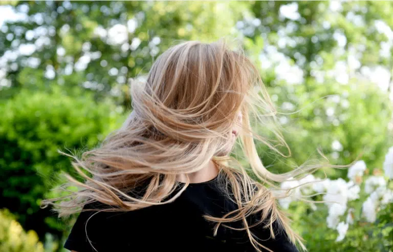 femme blonde cheveux longs