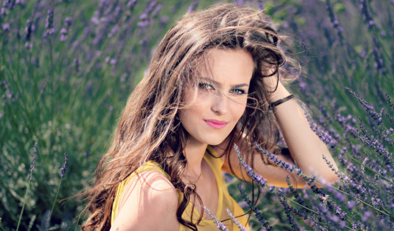 femme cheveux ondul&eacute;s