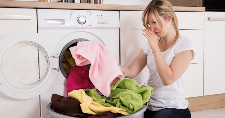 Pourquoi mon linge sent mauvais après le lavage ? (Et des solutions !)