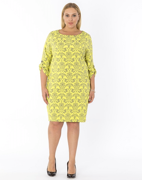 femme en robe &agrave; motifs