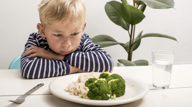 garçon boude ses légumes