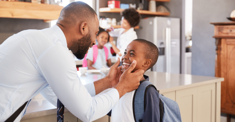 garçon se prépare pour l'école cartable parents famille