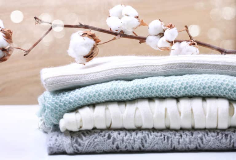 Fleur-de-coton-v&ecirc;tements-tricot&eacute;s-pile-de-pulls-laine
