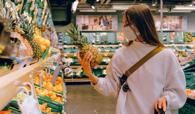 courses magasin supermarch&eacute; masque coronavirus