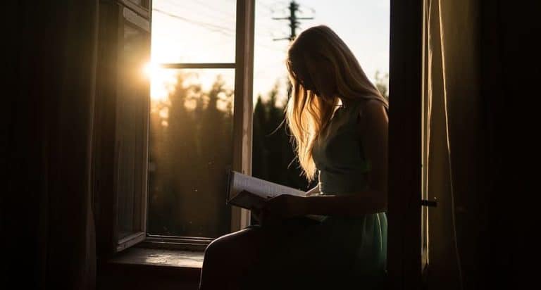 fenêtre femme lecture