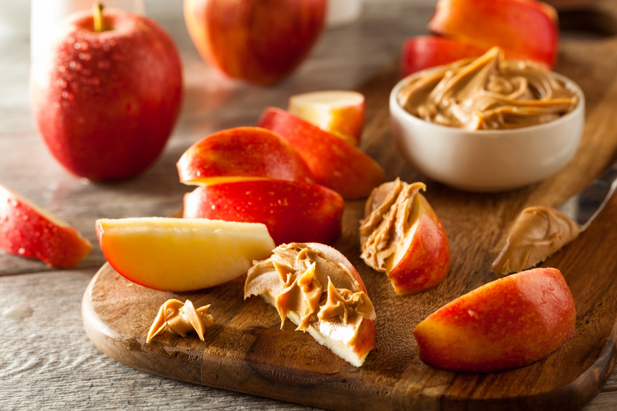 Pommes bio et au beurre de cacahu&egrave;te ou beurre d'amande grignoter sans grossir grignotage gourmand et rassasiant