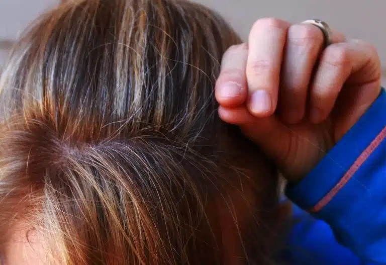 cheveux gris apparition