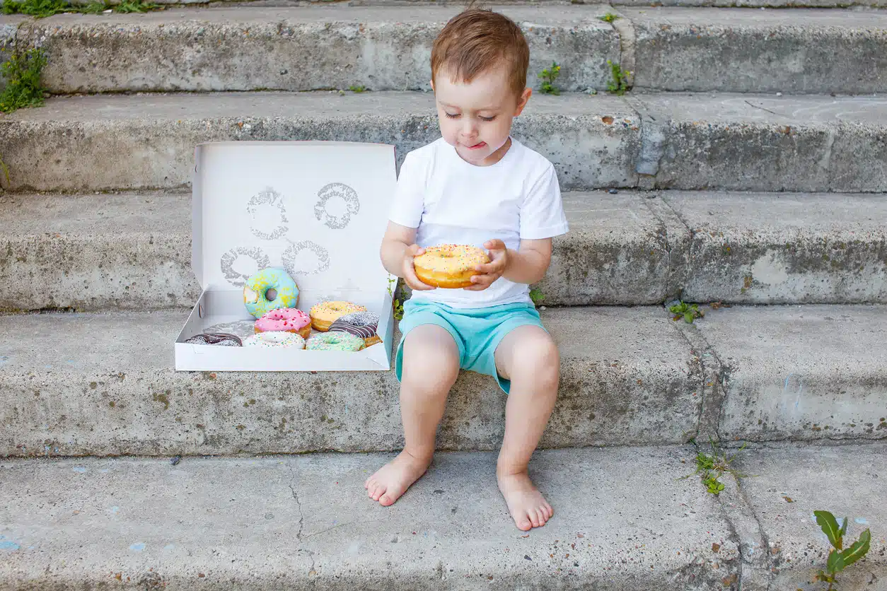 enfant donut gourmandise grignotage