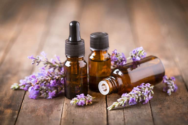 5 utilisations de l'huile essentielle de lavande pour faire le ménage