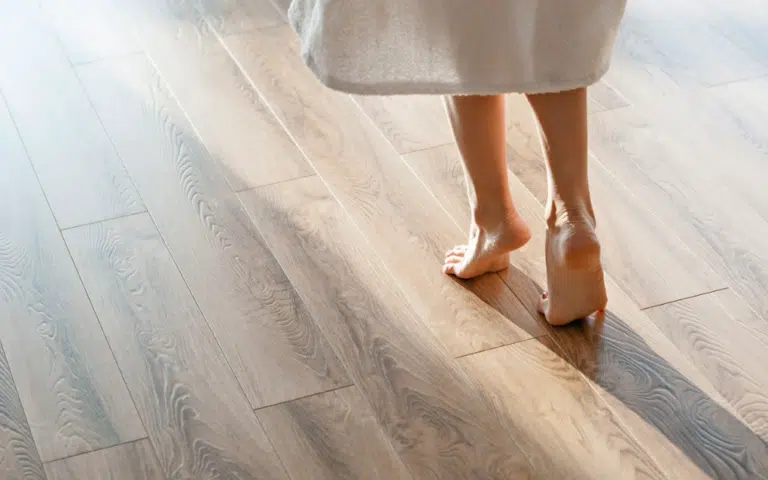 marcher sur parquet sol en bois plancher