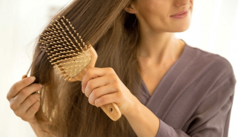 d&eacute;m&ecirc;ler dem&ecirc;lant cheveux brosse