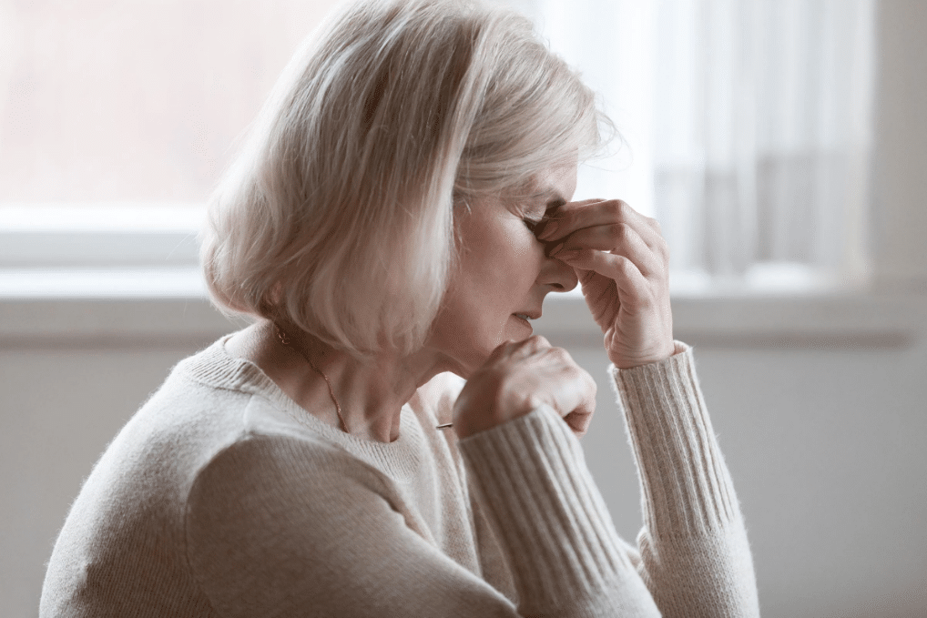 femme m&eacute;nopos&eacute;e mature migraine mal de t&ecirc;te