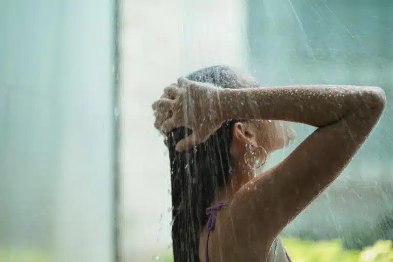 femme prend sa douche toilette hygiène