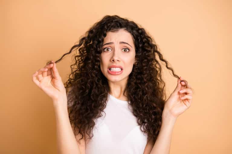 cheveux boucl&eacute;s