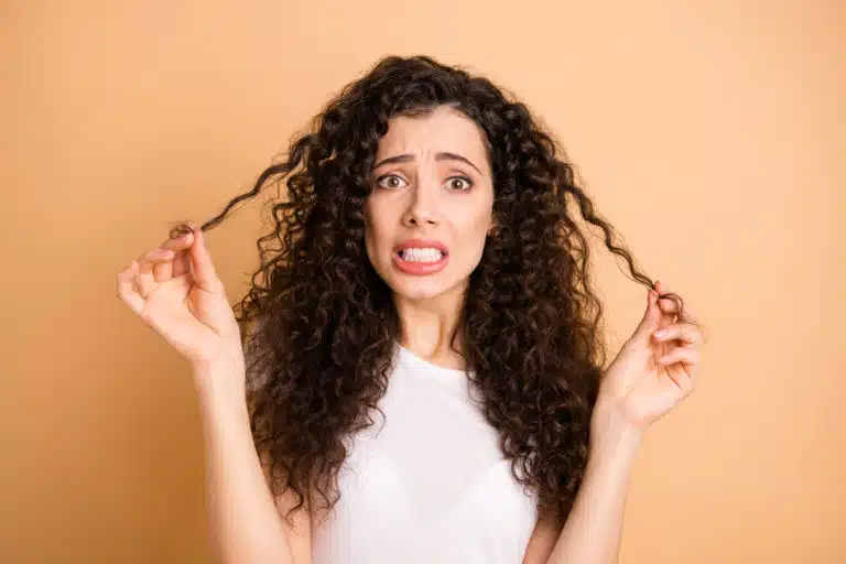 cheveux boucl&eacute;s
