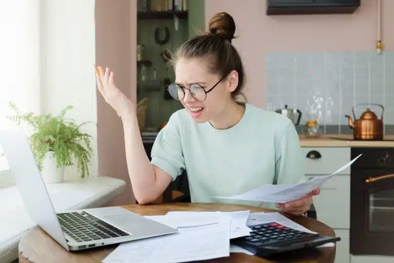 femme comptabilit&eacute; factures internet ordinateur